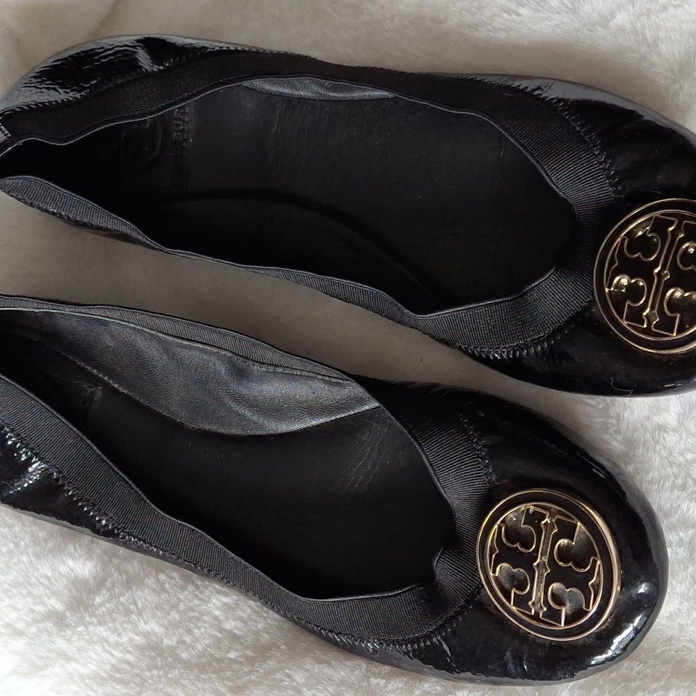 Tory Burch ladies black flats in good preowned condition.  Size 7.5